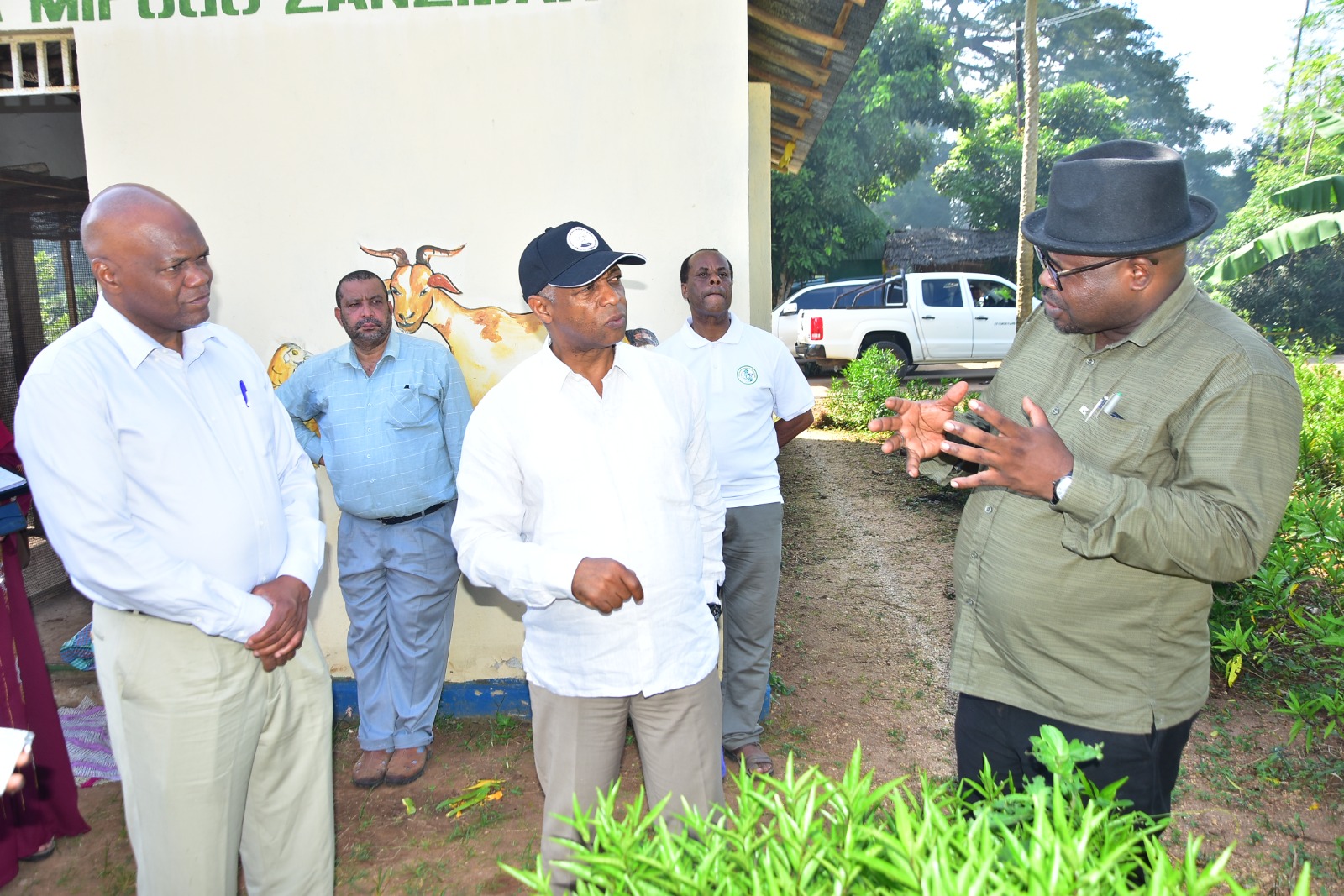  WAZIRI WA KILIMO, UMWAGILIAJI, MALIASILI NA MIFUGO SHAMATA SHAAME KHAMIS. AMEFANYA ZIARA KUKAGUA MAENDELEO YA UZALISHAJI KATIKA TAASISI YA UTAFITI WA KILIMO NA MIFUGO