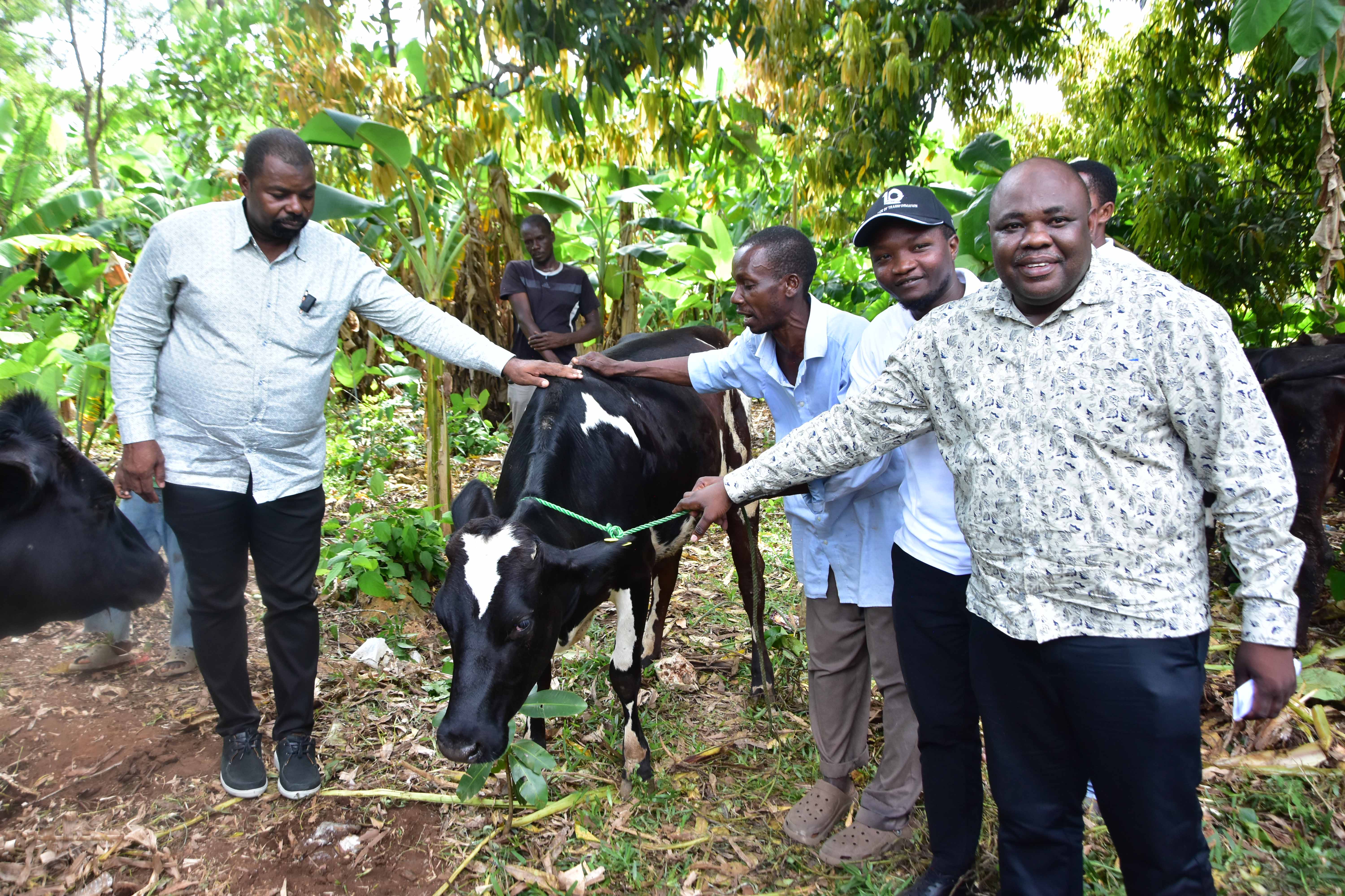 Serikali Yazidisha Mageuzi ya Sekta ya Mifugo, Wafugaji wa Kaskazini Unguja Wakabidhiwa Ng’ombe 36 Kuimarisha Uzalishaji.