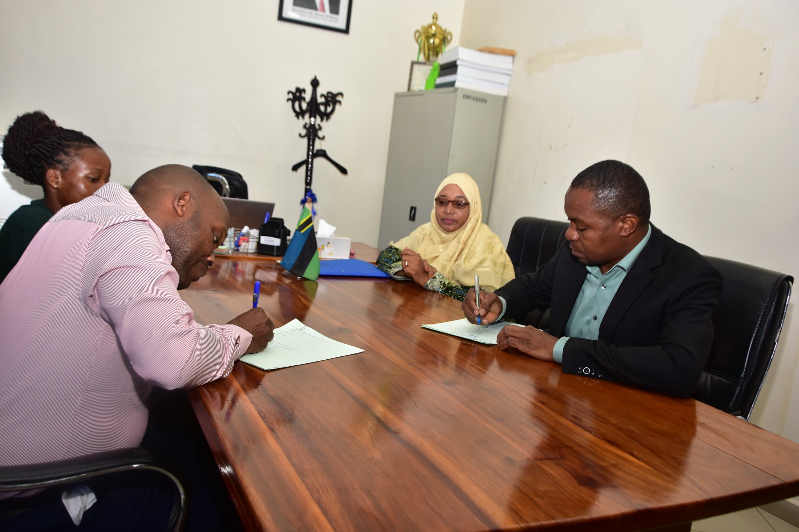 Kaimu Katibu, Wizara ya Kilimo na Plant Bio Defender Wasaini hati ya mashirikiano MoU Kuboresha Uzalishaji kwa Kupunguza Kemikali na Kukuza Lishe Salama.