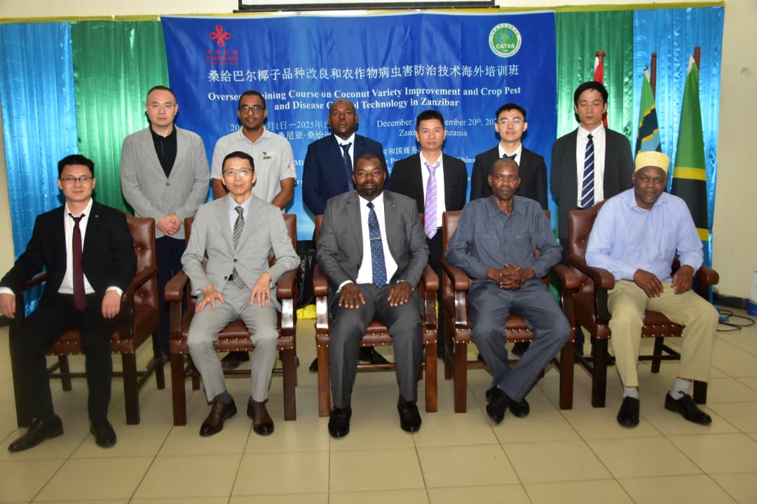Waziri wa Kilimo, Umwagiliaji, Maliasili na Mifugo Mhe. Suleiman Masoud Makame akiwa na wataalamu kutoka Chuo cha Taasisi ya (CATAS ) kutoka China