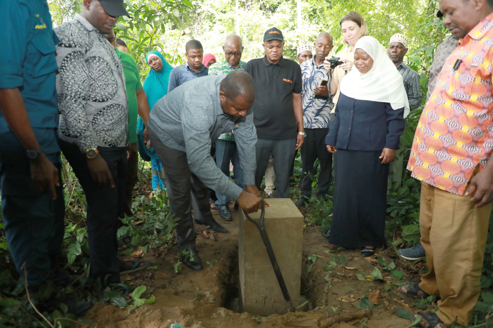 Waziri wa Kilimo Umwagiliaji Maliasili na Mifugo. Mhe. Suleiman Masoud Makame, Azindua Zoezi la Uwekaji Bikoni Kuimarisha Mipaka ya Msitu wa Hifadhi ya Ngezi Vumawimbi.