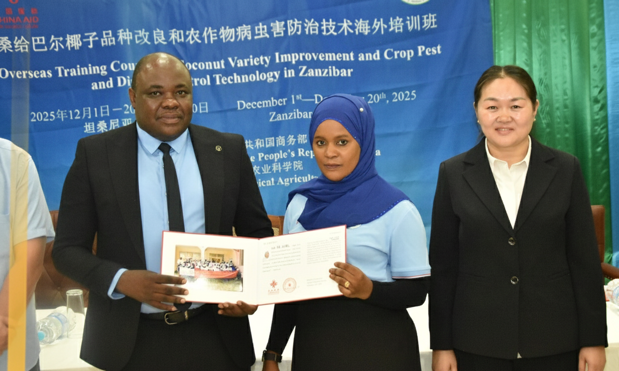 Naibu waziri Wizara ya Kilimo Umwagiliaji Maliasili na Mifugo, Dkt. Salum Soud Hamed Afunga Mafunzo ya Uboreshaji wa Aina za Nazi na Udhibiti wa Magonjwa ya Mimea Zanzibar