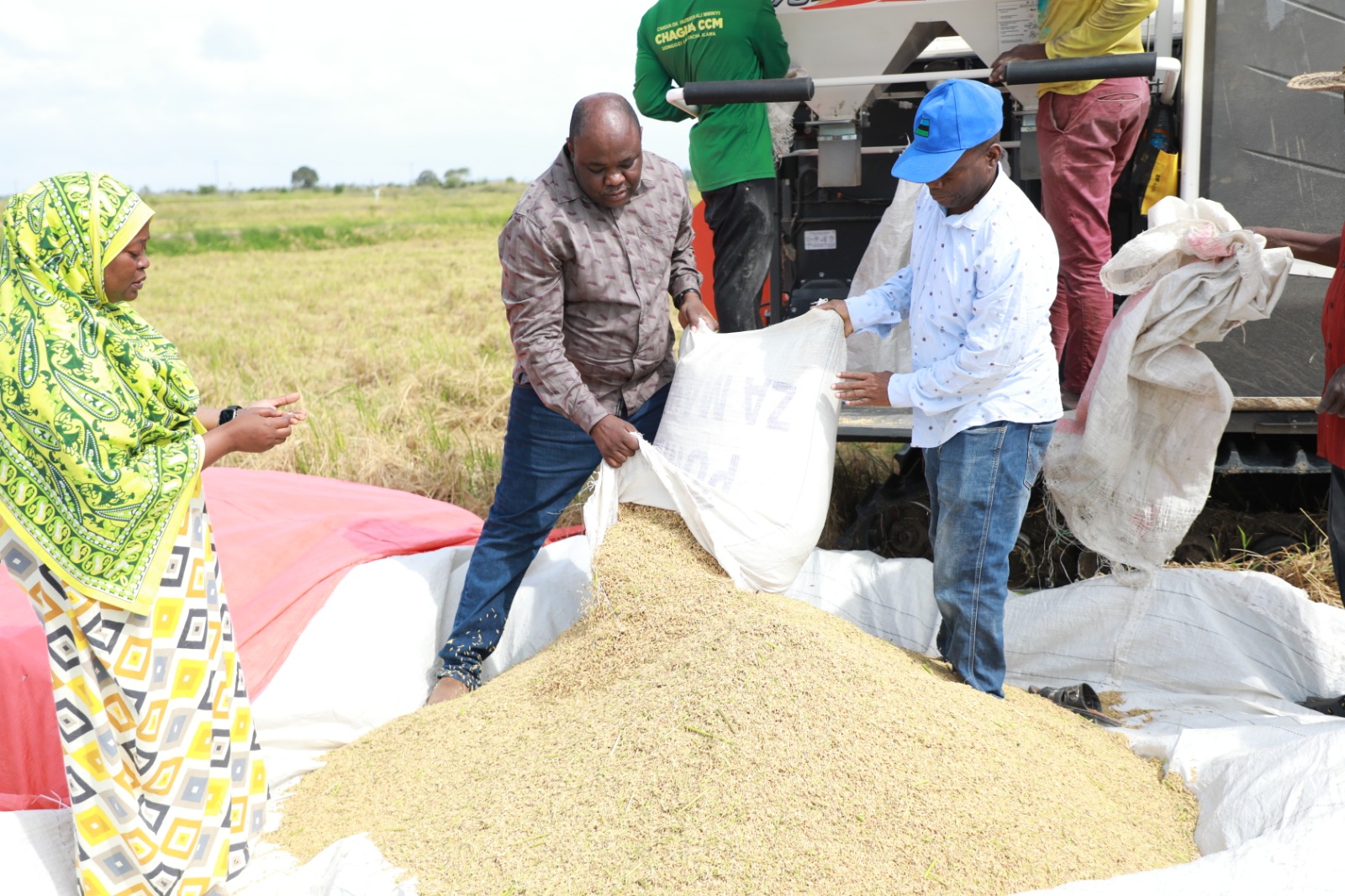 Naibu Waziri wa Kilimo, Dkt. Salum Soud Hamed Avuna Mpunga kwa Combine Harvester Cheju, Ahamasisha Kilimo cha Kisasa
