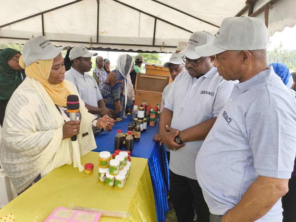  WAZIRI WA KILIMO UMWAGILIAJI MALIASILI NA MIFUGO AKIKAGUA BIDHAA MBALIMBALI ZITOKANAZO NA ZAO LA NYUKI DOLE KIZIMBANI.
              
